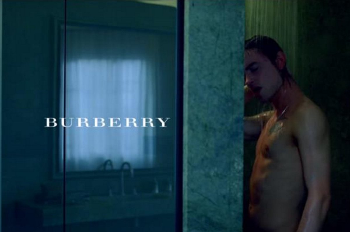 UKUPFRONT's tweet photo. Why @Burberry's sponsored #Snapchat Discover channel is #marketing brilliance! https://t.co/uDbT7ec6xk https://t.co/x5r8SWGSxS
