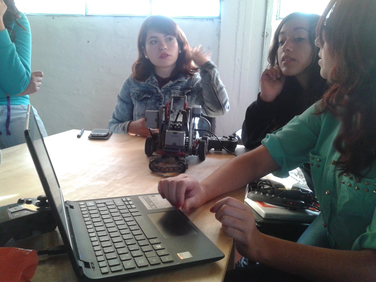 milacam87's tweet photo. Jugando con robots!! <3 @Laboratoriacl https://t.co/FhIuaCo1lB