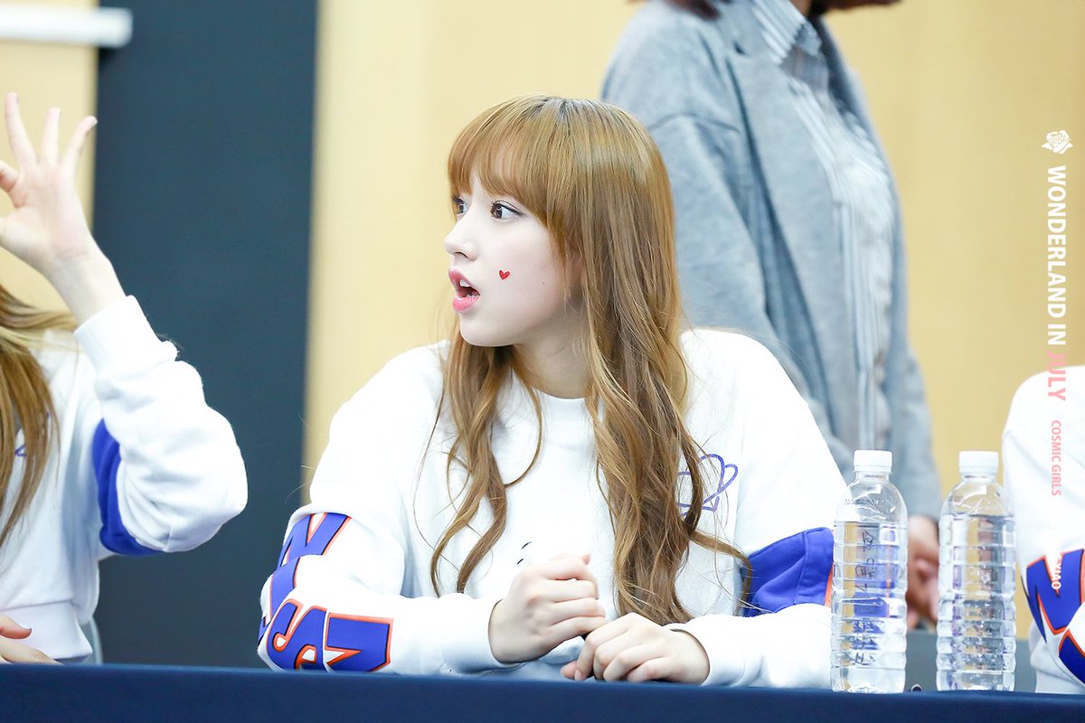 19980715com's tweet photo. HQ 🌸 160403 대구 팬싸
#성소 #ChengXiao #우주소녀 #모모모 #MoMoMo  
@WJSN_Cosmic 💖 https://t.co/daCJwZJB1t