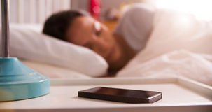 numericains's tweet photo. #numericains Peut-on dormir cote à cote avec son cellulaire? Le reportage d'@Eve_Christian  https://t.co/2CZoFnzJAm https://t.co/qs5wEIlVdG