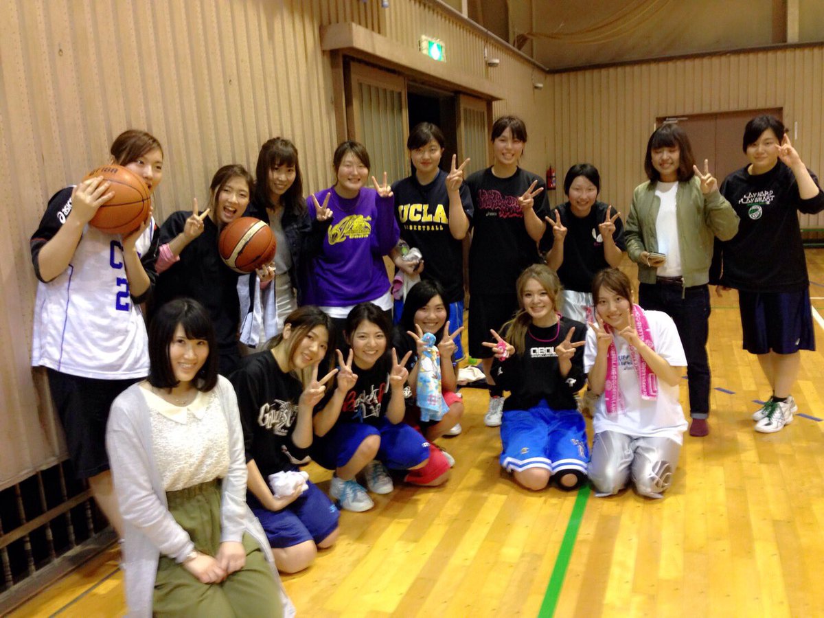 お疲れ様でーす！今日は女子がこんなにたくさん来てくれて5対5もできて楽しかったです😎ありがとうございます🙌💓1年生はもちろん2年、3年、4年まだまだ募集してるので気軽にDMください！また来週の金曜日練習あります⛹⛹