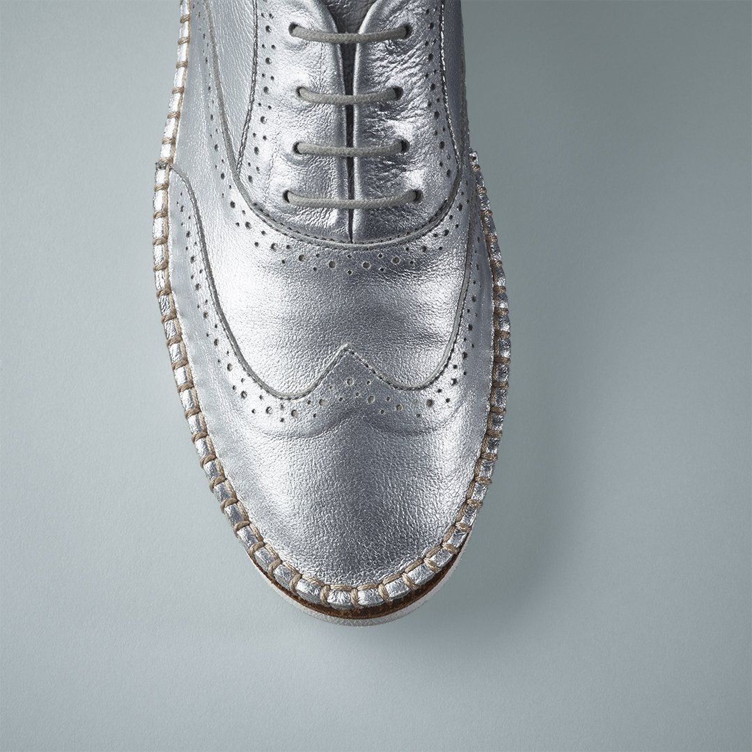 Aanleg Stationair Slechte factor Clarks Shoes on Twitter: "The Damara Rose – an SS16 brogue steeped in the  shoemakers craft. #Clarks #SS16 #Brogues #BrogueShoes #SilverShoes  https://t.co/IRxBoX3CVF" / Twitter