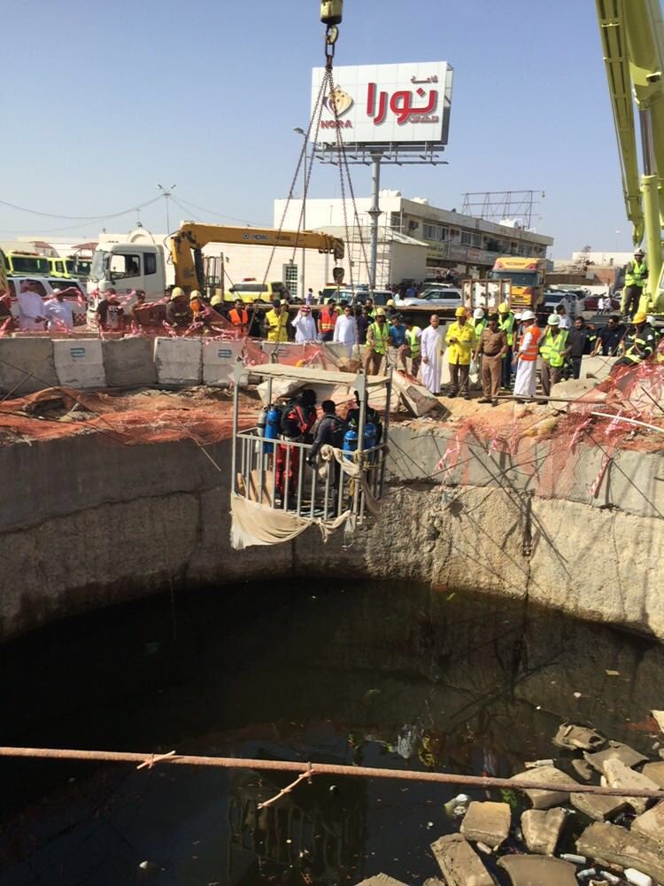 mohnad_qahtan's tweet photo. #سقوط_سيارة_في_حفرة_الموت_بجدة
وفاة الطفل محمد الغامدي بحفرة الموت اليوم 
 #جسر_الملك_سلمان https://t.co/j2GbDdWabU