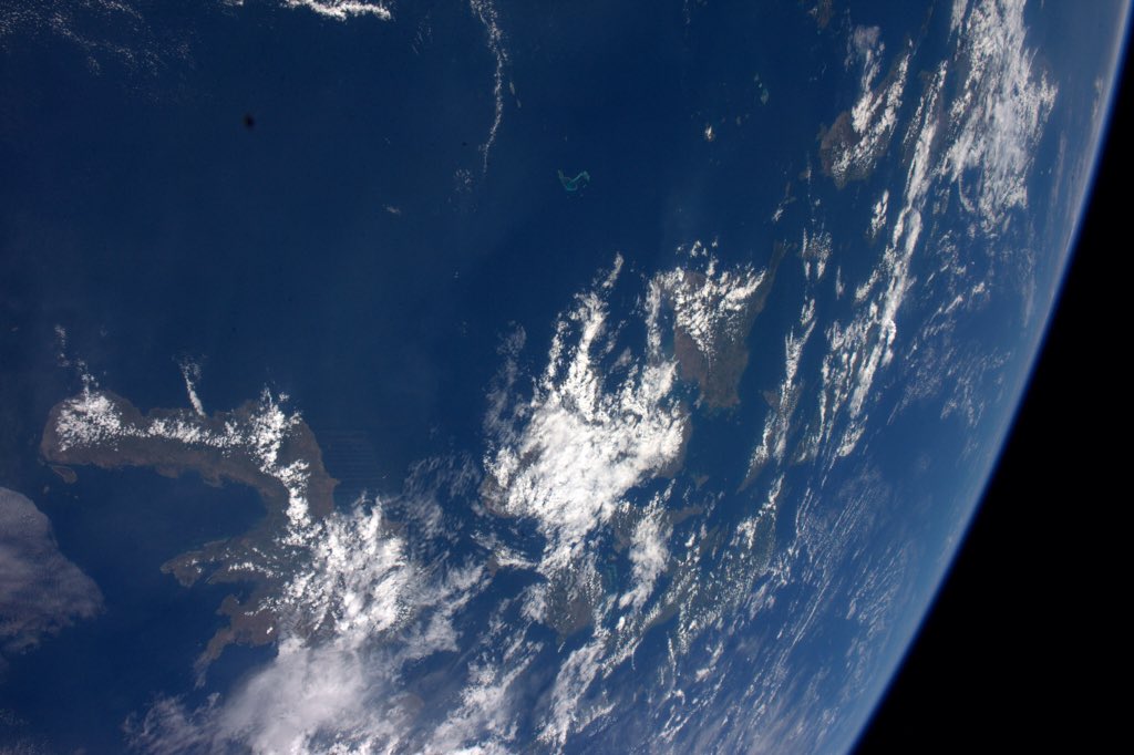 Astro_Jeff's tweet photo. Friday morning wakeup with a beautiful pass over the Philippines. https://t.co/uko9tzMGCt