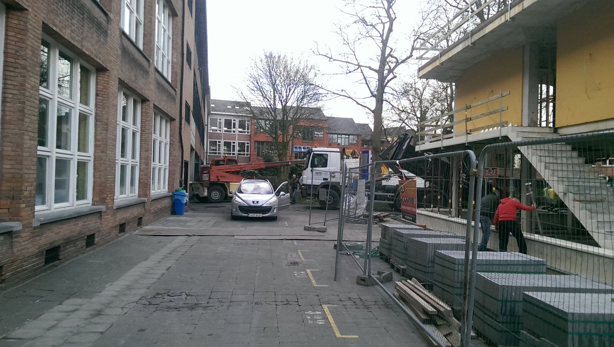 Grote werken op school. Spannend om na de vakantie het resultaat te zien #SLHDsecundair #Bouwwerken #HetGaatVooruit