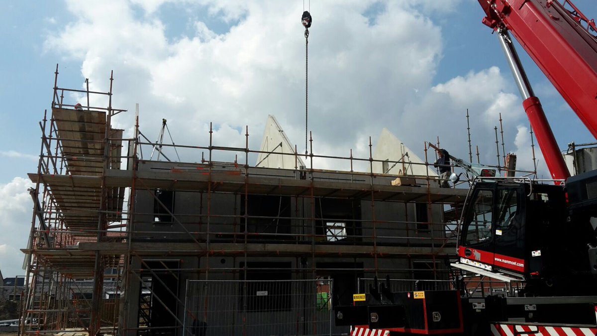 bastiaan171912's tweet photo. Trots op ons #pluswonen montageteam van @JongenBouw !! Nu al 2 woningen incl. kap in 2 dagen gemonteerd! https://t.co/pRmhQU9cNc