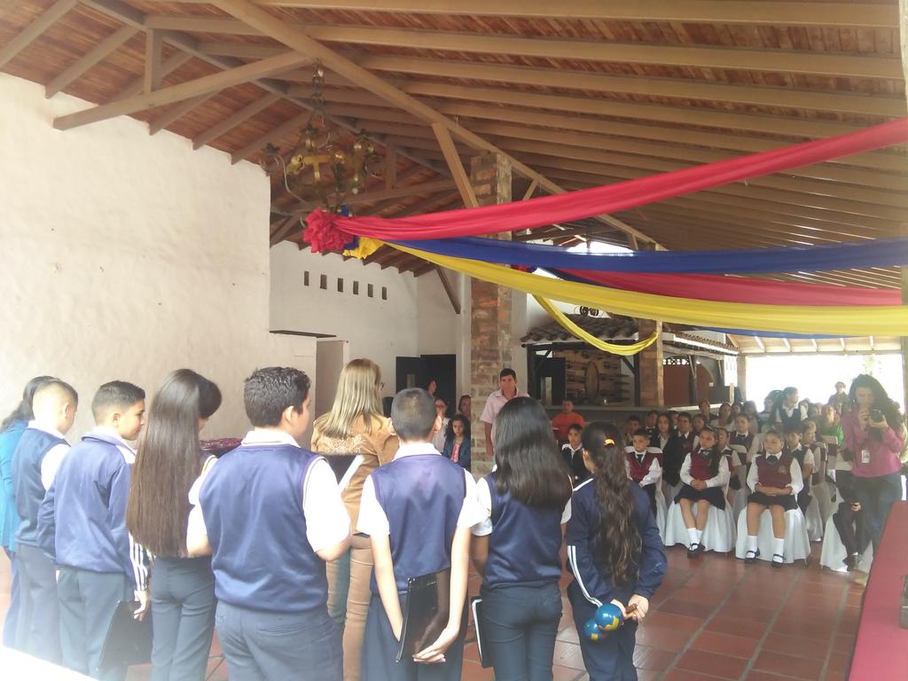 ESCUELAVENEGARA's tweet photo. @olgariano @SalaSjauregui @carloschaconlg @EB_ALTOMATEO @NER599  participacion Coro Infantil.En festival 17 Lectura https://t.co/hLWdANPR8s