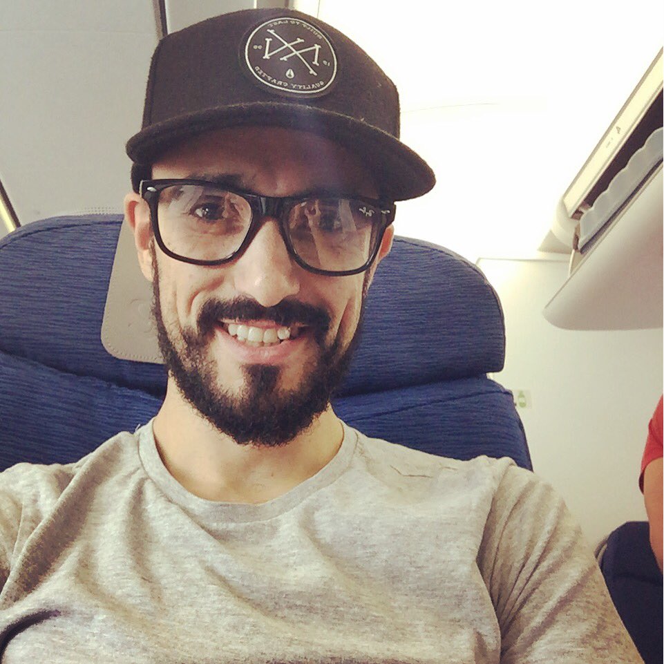 AbelPintos's tweet photo. Muchachit@s. Comienza el viaje del #NuevoÁlbumDeEstudio2016 y lo comparto desde ya con ustedes. Los abrazo. ✈️📀🎙😬 https://t.co/MIVMUooXBB