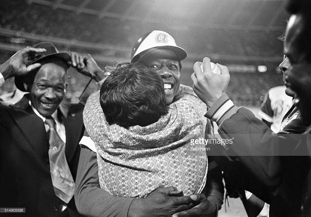 #OnThisDay in 1974 Hank Aaron sets new home run record:
gtty.im/1MZ3oXs #AtlantaBraves