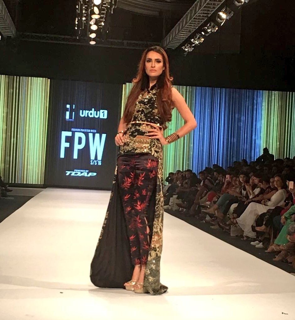 Maleeha_Baluch's tweet photo. All eyes on @NADIAHUSSAIN_NH in this STUNNING piece by @AFHashwani 😍
#FPW16 #SS16 #Fashion #FashionUpdates https://t.co/gilQT8GVmV