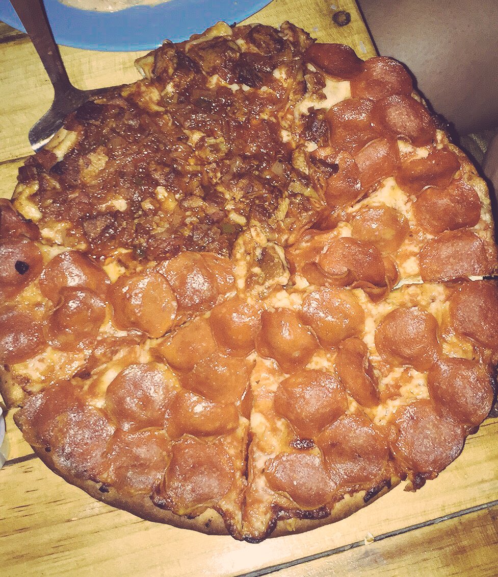 AlgoRandomMTY's tweet photo. Pizza #Peperoni + #Chicharron  se antoja no ? Solo en Algo Random #Monterrey #ViernesDeGanarSeguidores 😎 https://t.co/r1LYe7fvMw