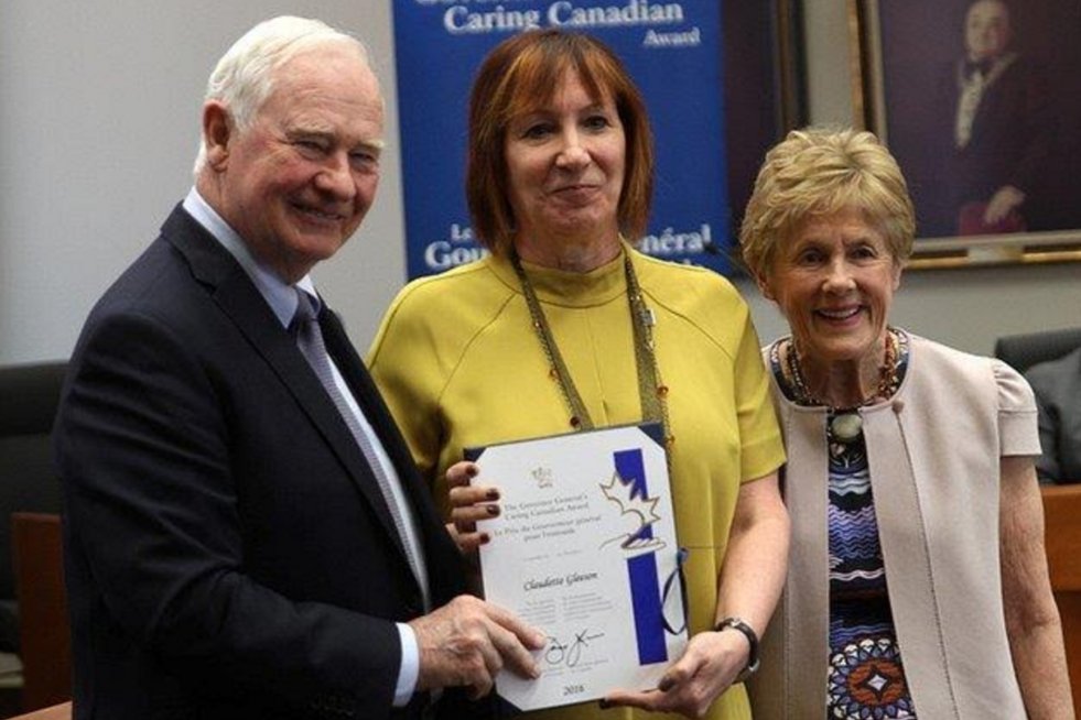ONfr_TFO's tweet photo. Claudette Gleeson, v.-p. de l'#AFNOO, est lauréate du Prix du Gouverneur général du Canada pour l’entraide. #Onfr https://t.co/z2OxFvNQGK