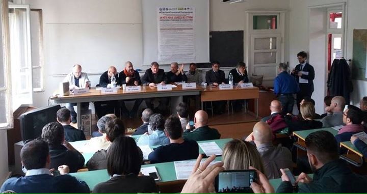 EnzoLiardo's tweet photo. Sempre dalla parte delle Forze dell'Ordine.
#sicurezza #polizia #ordine #insieme https://t.co/HGK1Uean47