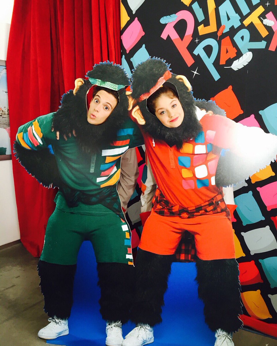 _ruggero's tweet photo. Estos dos monos los esperan hoy en el capítulo especial de #pijiamaparty solo por @DisneyChannelLA 😁😀🙈 @karolsevilla https://t.co/hgf4JwZOfn