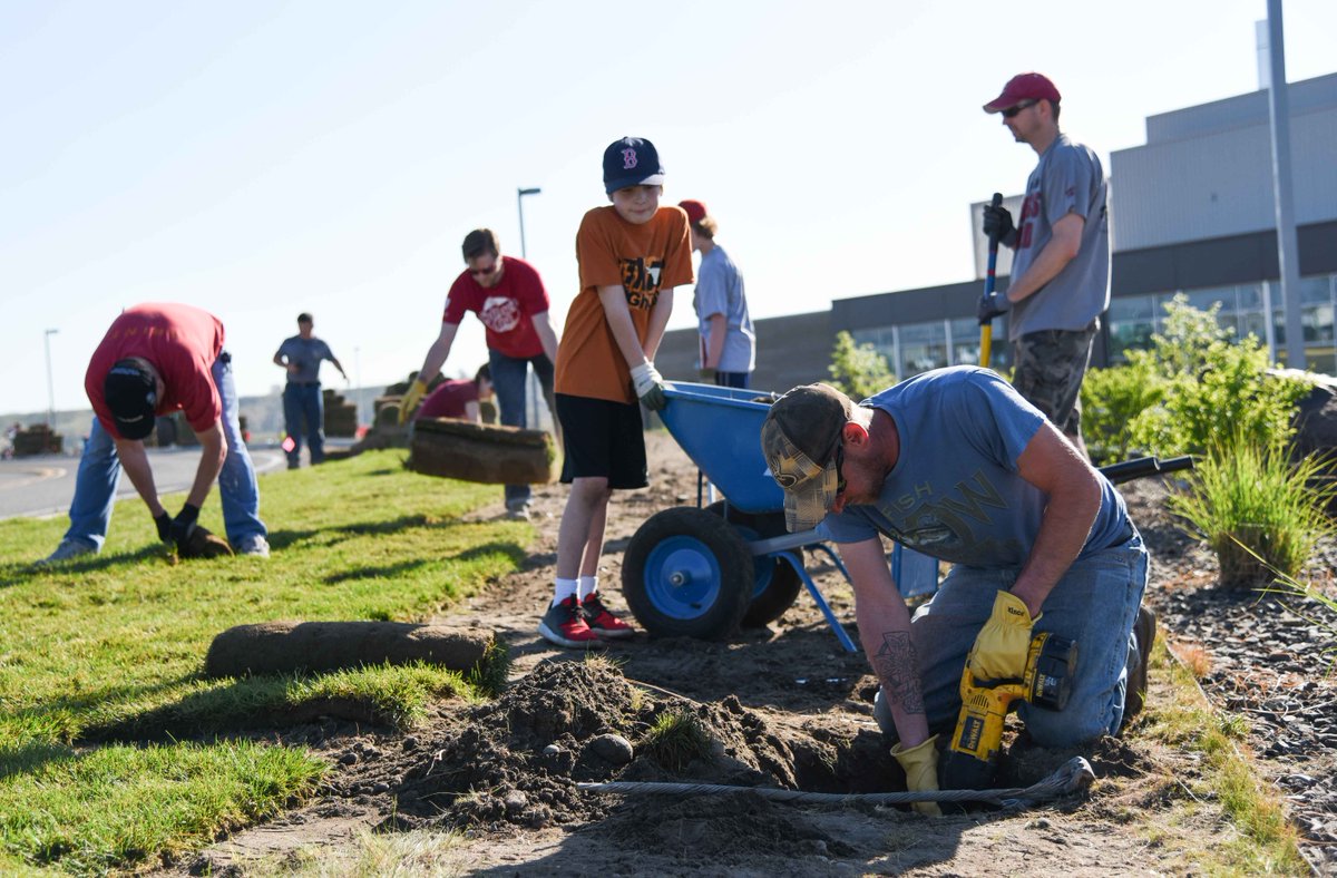 WSUTriCities's tweet photo. Thanks to volunteers laying sod for #CougarPrideDay @ #WineScienceCenter! Still time to volunteer - Ends 5pm today https://t.co/usZ6G20PVG