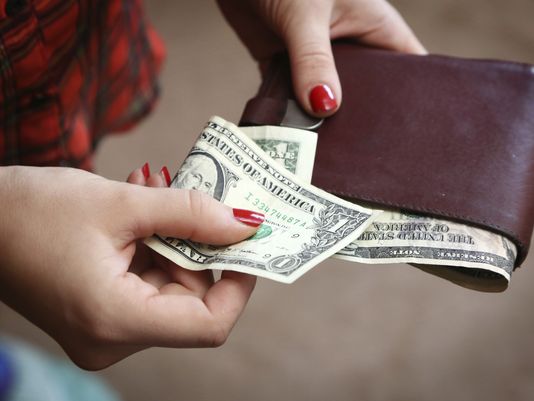 usatodaytravel's tweet photo. How much should you tip a hotel housekeeper? This guide to #travel tipping has guidelines  https://t.co/FXLLIoHyPO https://t.co/phpDvQEvwi
