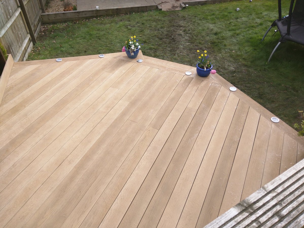 PclarkDecking's tweet image. Friday feeling @Millboard_UK  #plaspro subframe #chorley all done getyours @BentsGardenHome