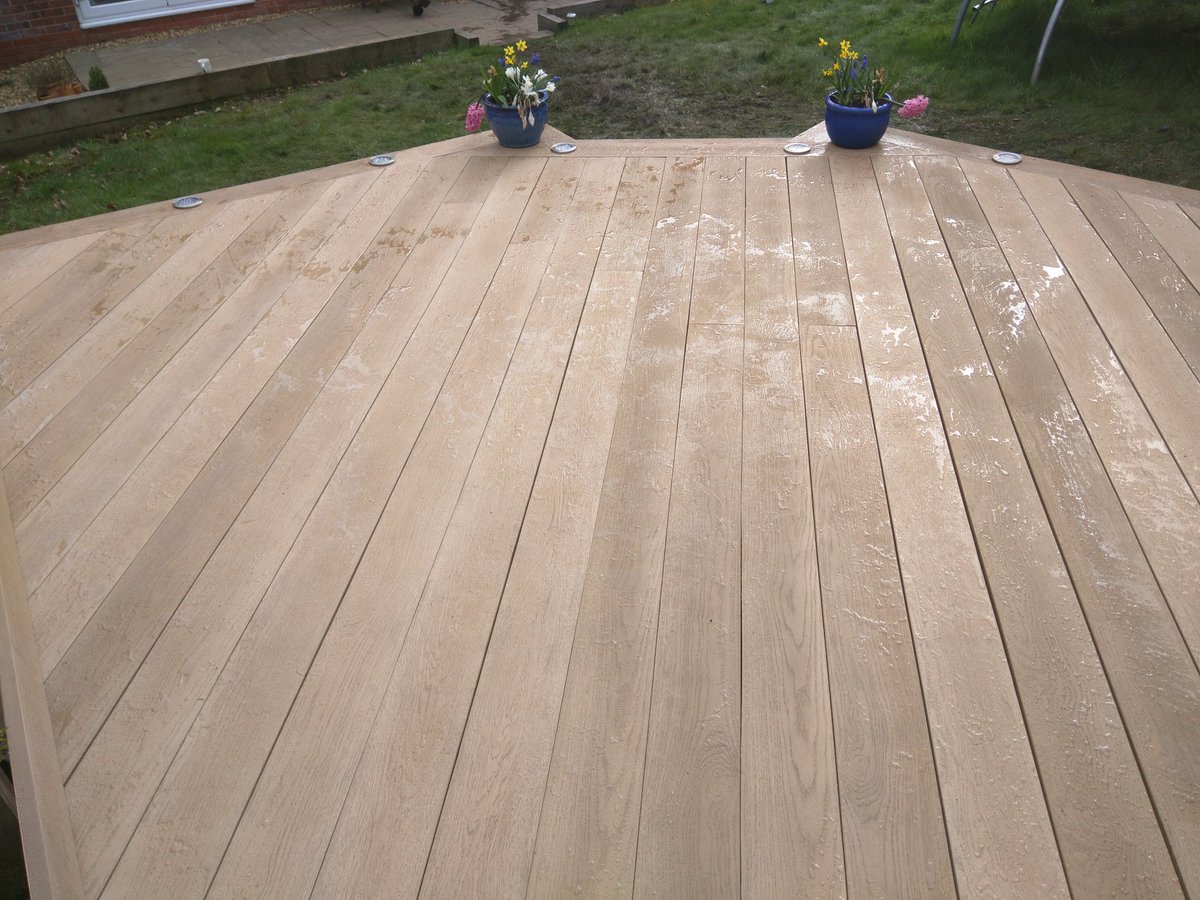 PclarkDecking's tweet image. Friday feeling @Millboard_UK  #plaspro subframe #chorley all done getyours @BentsGardenHome