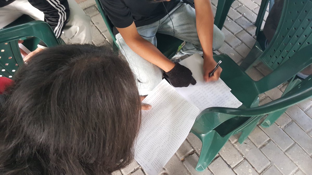 PoliciaBogota's tweet photo. Con planas "NO debo colarme en TransMilenio" orientamos usuarios del sistema para proteger su vida y la de terceros👍 https://t.co/q1xJ44fP91