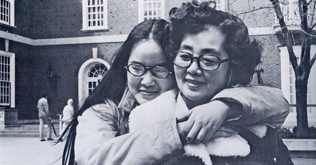Illinois_Alumni's tweet photo. For more than 90 years @Illinois_Alma has hosted events in honor of #Illini mothers. #MomsWeekend #FBF (1976 Illio) https://t.co/2HRsL41kNT