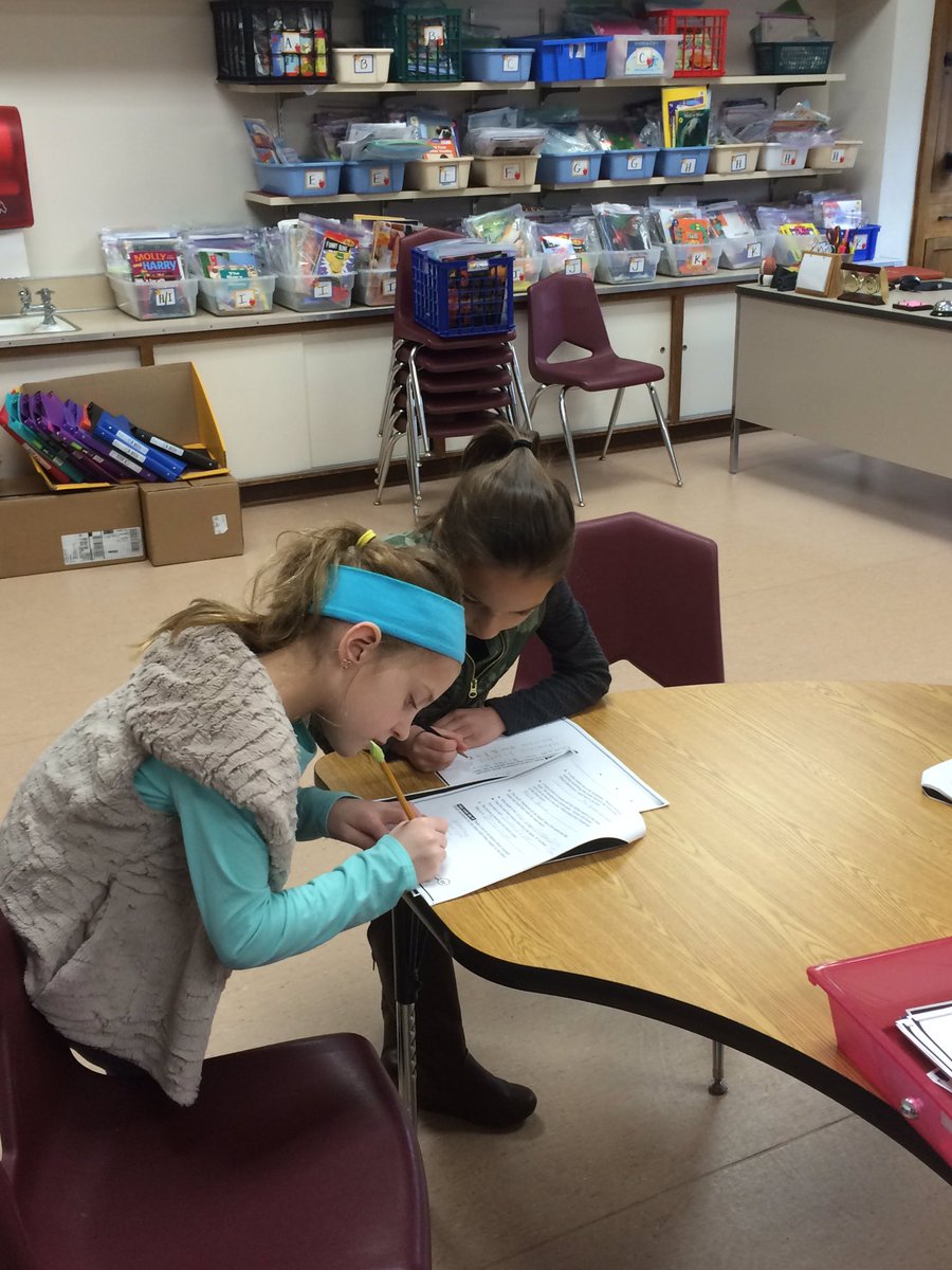 MrsSchwarz3's tweet photo. #2ndGrd Comparing lists of attributes... @SumnerElem #SumnerGT https://t.co/sXHPBsamIW