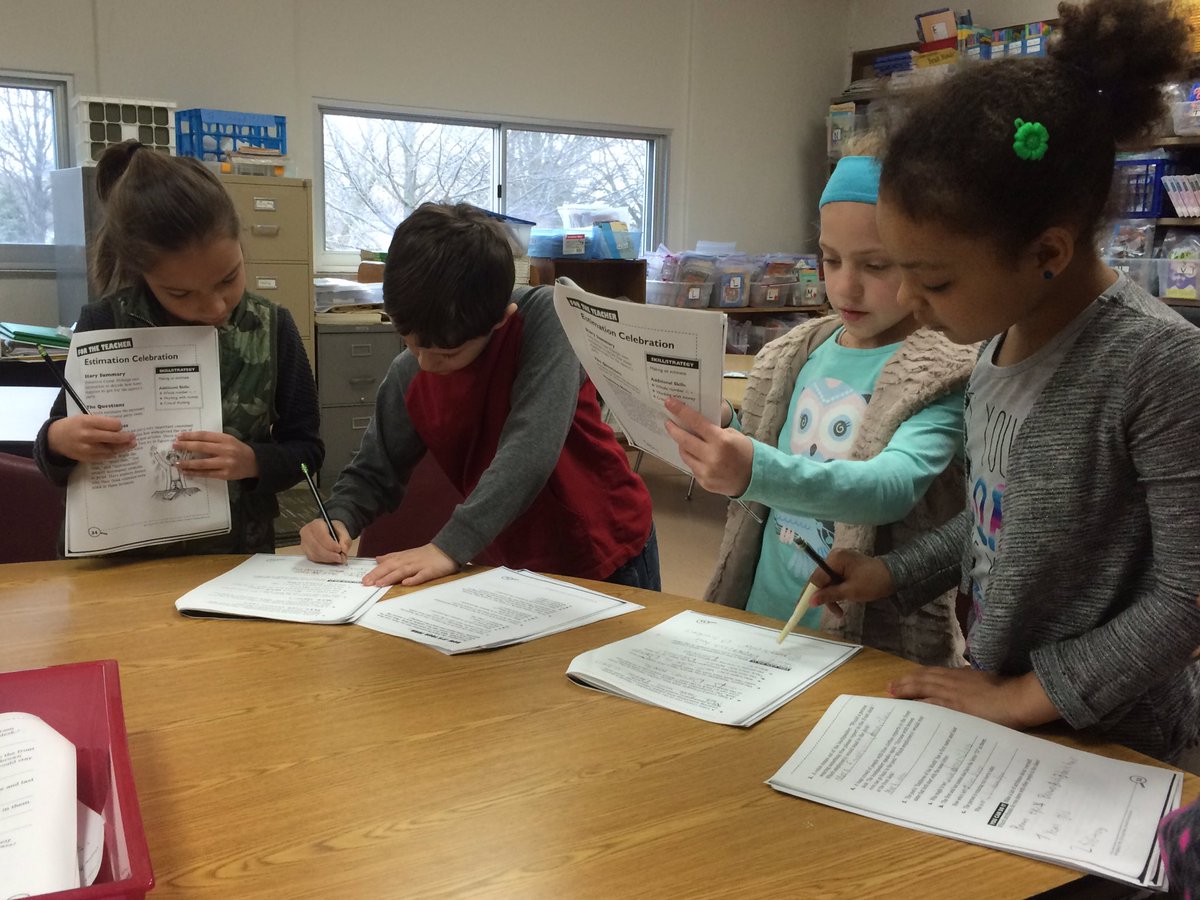 MrsSchwarz3's tweet photo. #2ndGrd Comparing lists of attributes... @SumnerElem #SumnerGT https://t.co/sXHPBsamIW
