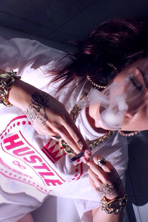 I'd share a hit with her. #girlswhosmoke #stonergirls