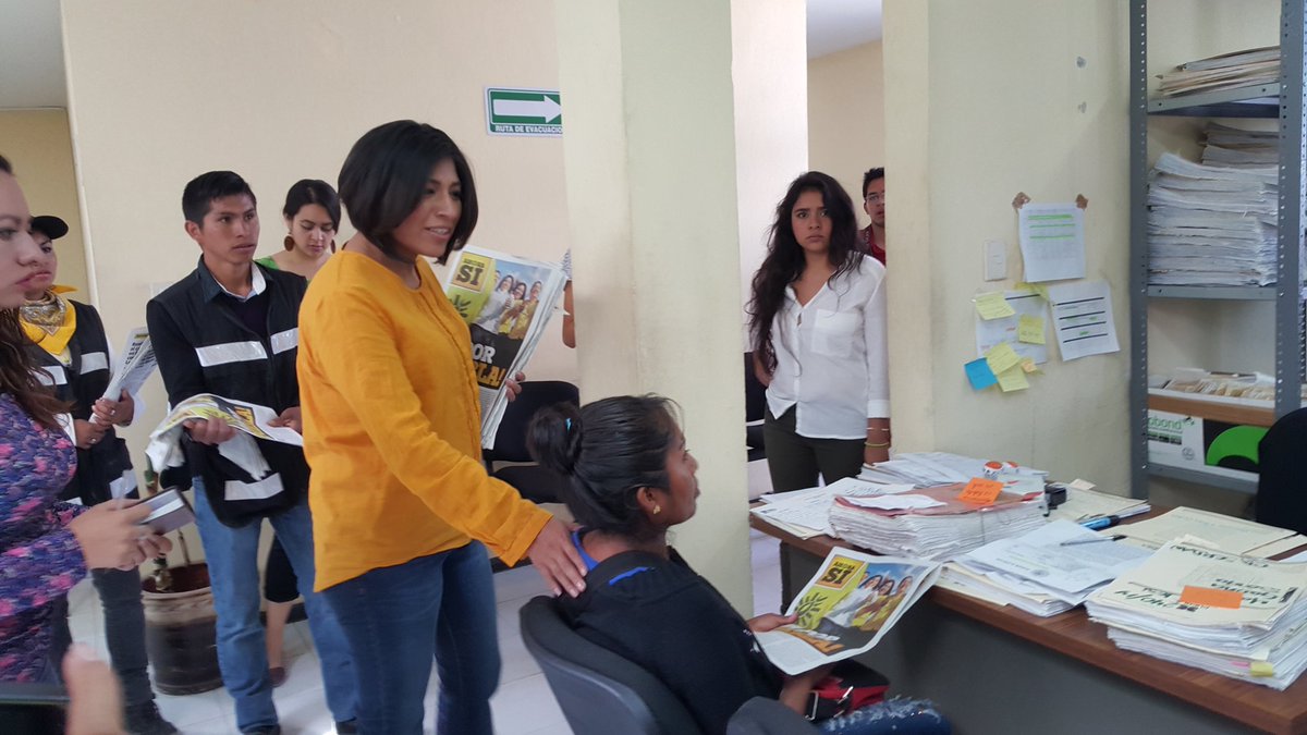 RoxanaLunaP's tweet photo. Lo más es importante es escucharlos y buscar una solución para todos ustedes. #YoConRox por un gobierno justo. https://t.co/DHFlfkzGMz