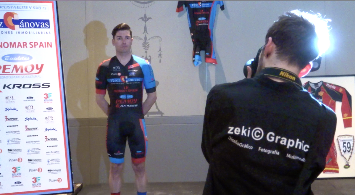 zekiGraphic's tweet photo. Ayer en la presentación del equipo ciclista @PemoyTeam. Trabajando en las fotos y en el video. https://t.co/pB5kbuM1Vk