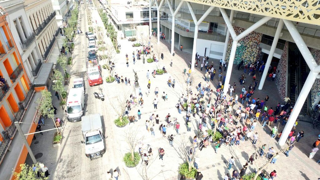 PoliciaGDL's tweet photo. Sin novedad el #MercadoCorona luego de un flamazo, @PCYBOMGDL y compañeros @PoliciaGDL están en el lugar. https://t.co/QjH3Z0h6bH