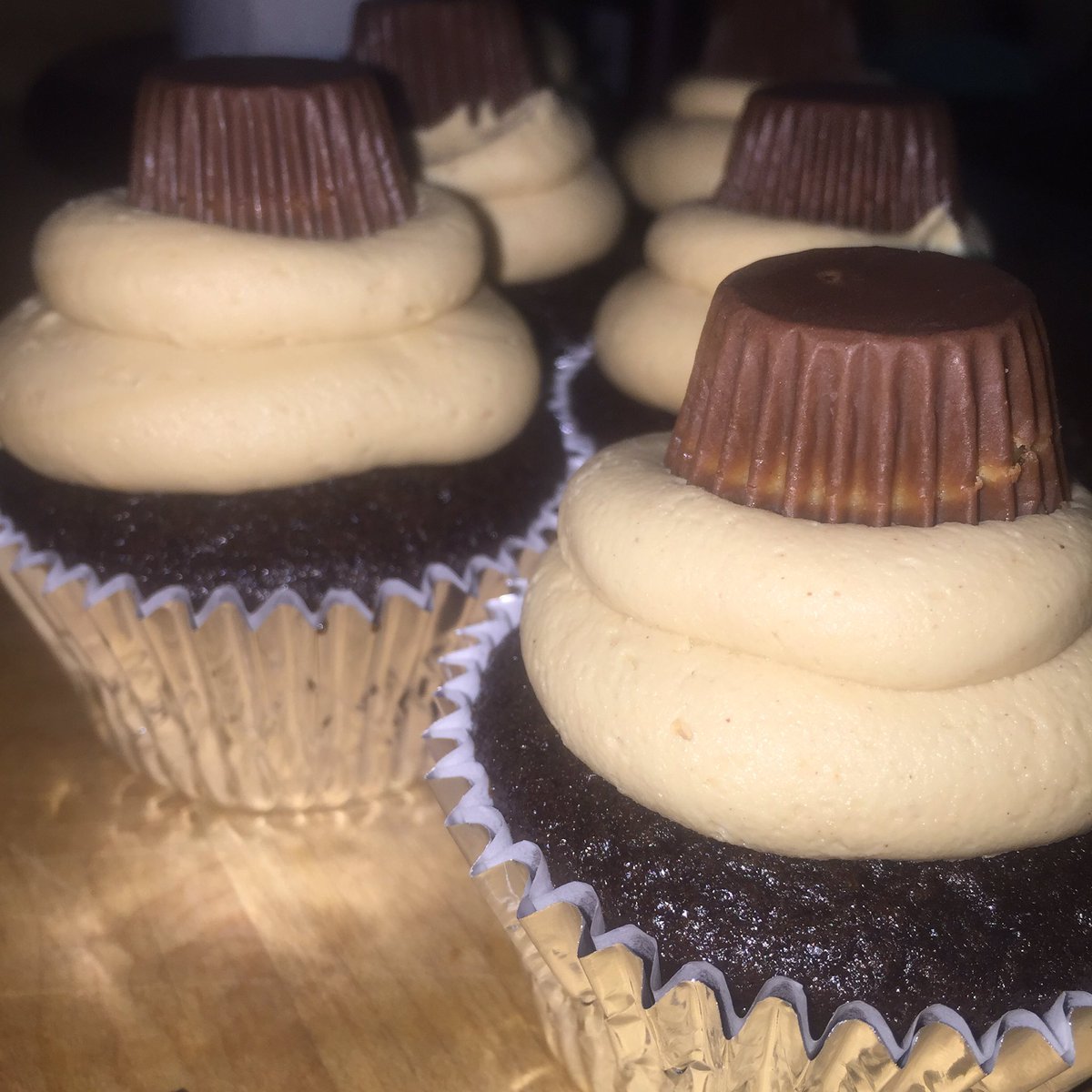 breacupcakes's tweet photo. Every time I make Reese's Cup Cupcakes I can't help but think of this commercial https://t.co/u44lulxji8 🎤 https://t.co/yv5iiunfkA
