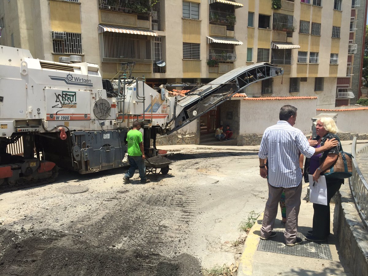 GerardoBlyde's tweet image. Iniciamos trabajos de asfaltado en la Casiquiare de Colinas de Bello Monte