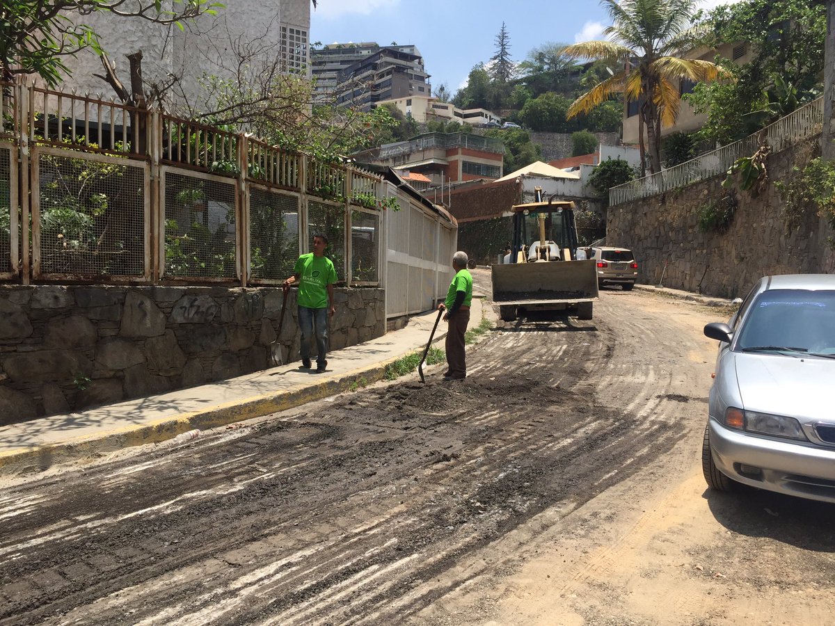GerardoBlyde's tweet image. Iniciamos trabajos de asfaltado en la Casiquiare de Colinas de Bello Monte