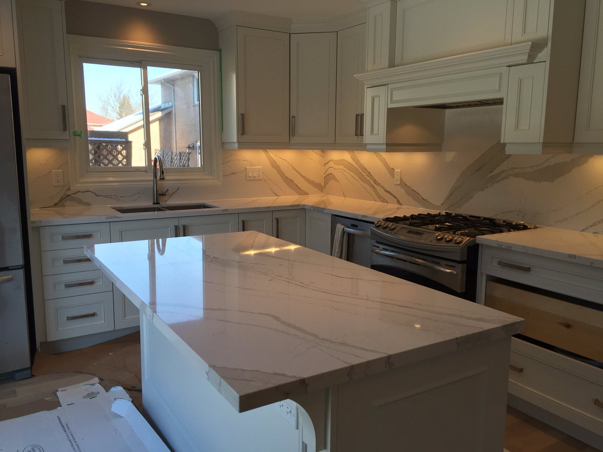 QuartzCo's tweet photo. Another stunning example of the beautiful movement with #brittanicca™ @CambriaQuartz #cambriaquartz #reno #kitchen https://t.co/bUAKC68VZc