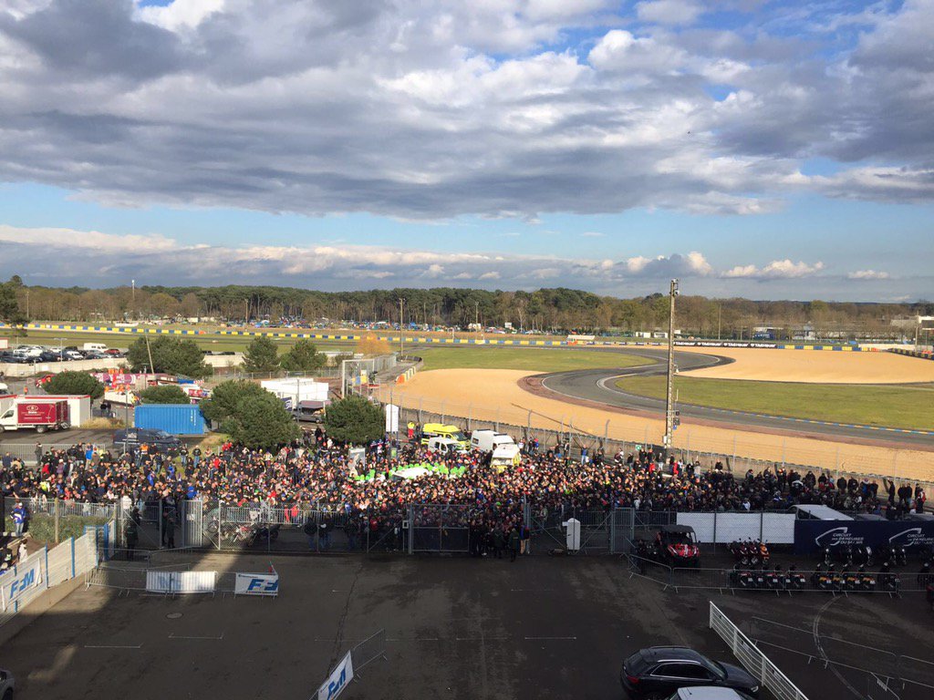 3 minutes to go before autograph session starts <a href="/24heuresmoto/">24heuresmoto</a> 👍🏻Huge crowd waiting for the pit lane to open #FIMEWC