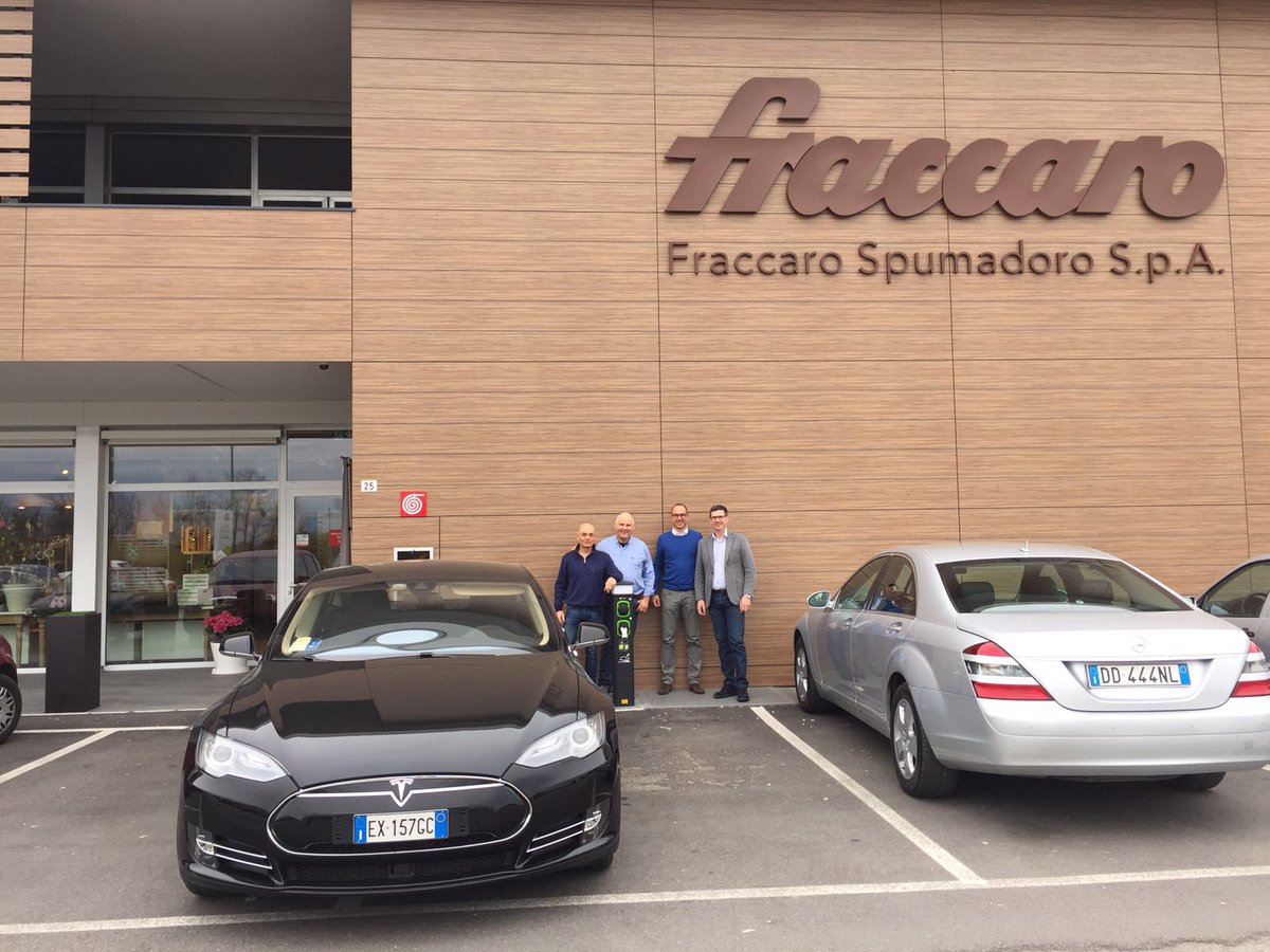 FraccaroS's tweet photo. #Fraccarocafè inaugura la colonnina di ricarica gratuita per #veicolielettrici in collaborazione con @Sgambaro_pasta https://t.co/TJ8NJt3hsv