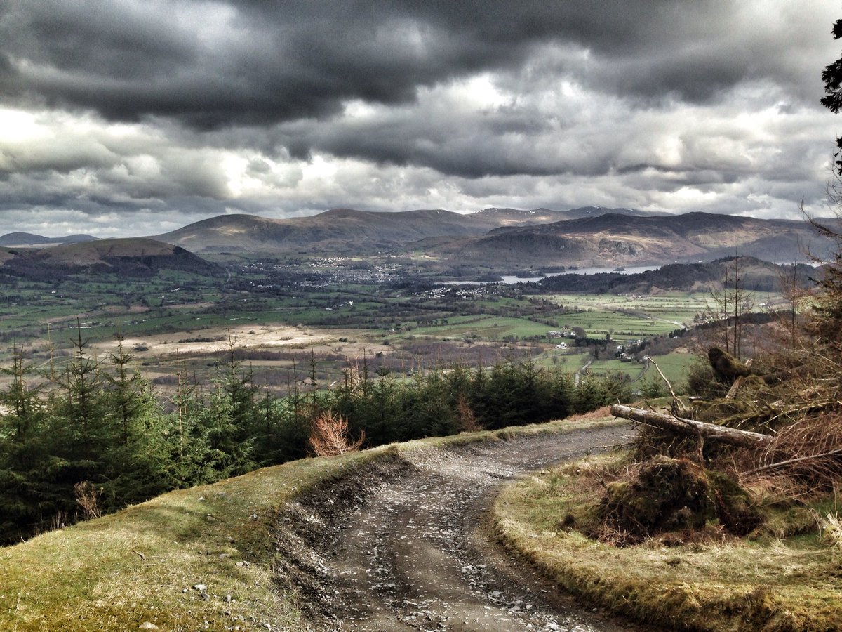 Walk out with pooch taking in the view of tomorrow's race route #ColedaleHorseshoe #RunTagIt