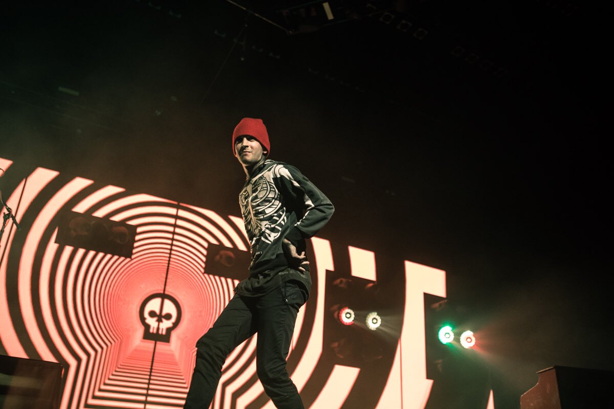 twentyonepilots's tweet photo. #blurryfacetourcanada edmontøn / https://t.co/gmUKxyal8d