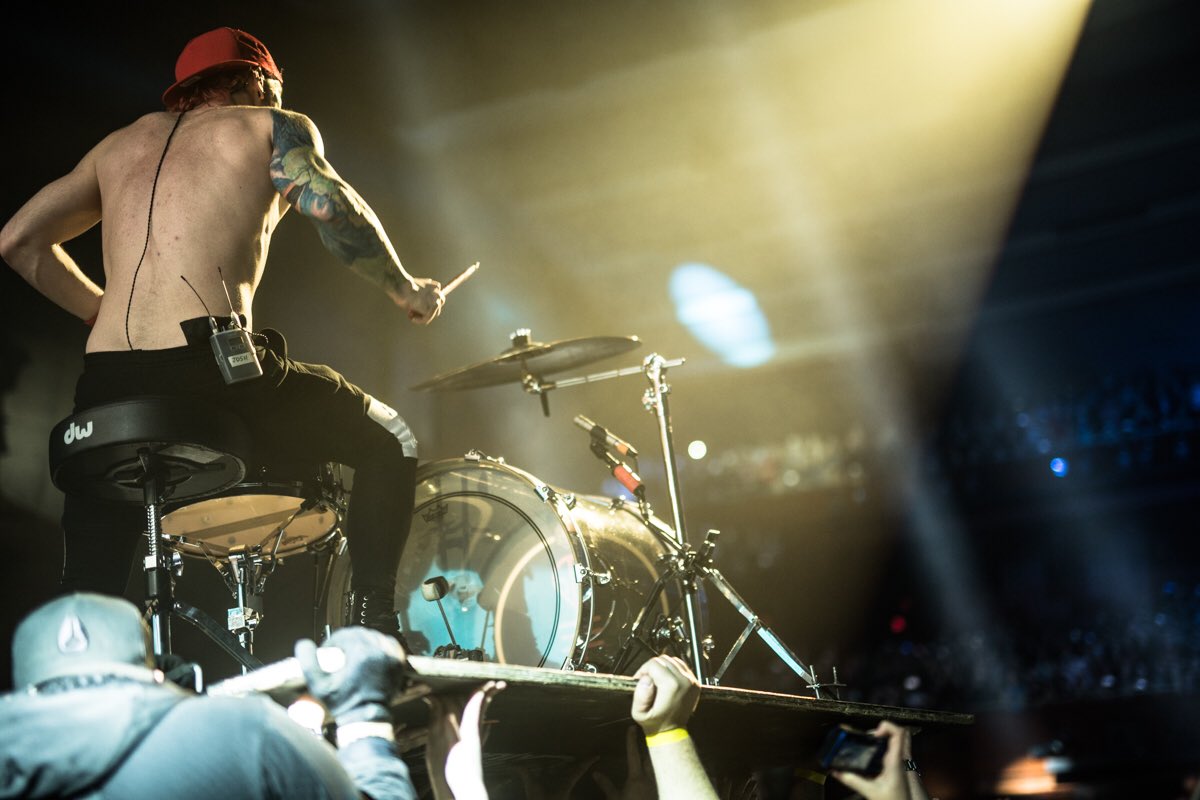 twentyonepilots's tweet photo. #blurryfacetourcanada edmontøn / https://t.co/gmUKxyal8d