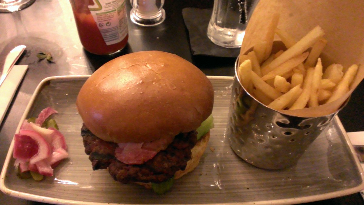 Jule_Reinert's tweet photo. On Germanchester: My burger experience at the Slug &amp; Lettuce in #Manchester: https://t.co/FOr68gebRy #burgerlove https://t.co/EaeWDIun8S