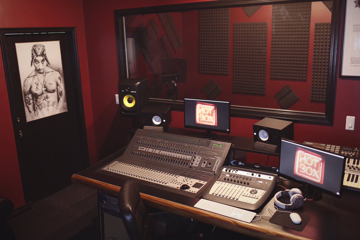 jo_lenz_'s tweet photo. My playa patna @matrixaktivenla is basically giving away studio time! $100 for 3hrs +engineer! 
#HOTBOXStudio https://t.co/gefYIhacNb