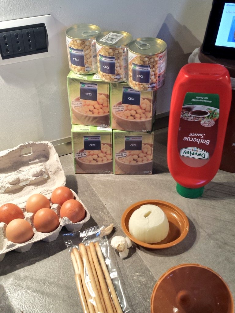 MattiaCapone's tweet photo. Ho la metà degli ingredienti necessari #chissenefrega
#grissini al posto del #pane
#salsabarbecue al posto #senape https://t.co/ZWPZZUU2hf