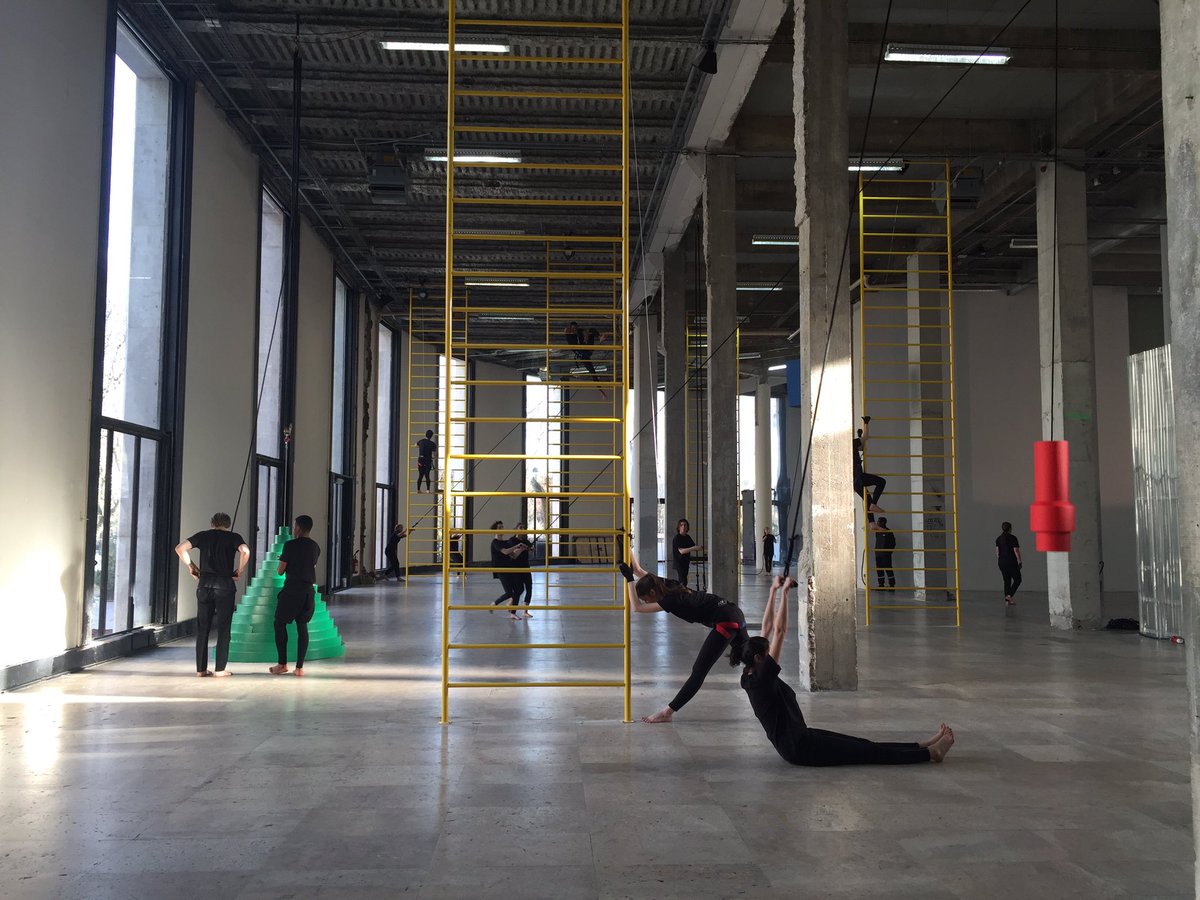 PalaisdeTokyo's tweet photo. Mel O'Callaghan, "Woe implores go" : performance autour de l'épuisement du corps et la structuration de l'espace. https://t.co/bwoxYId0Pc
