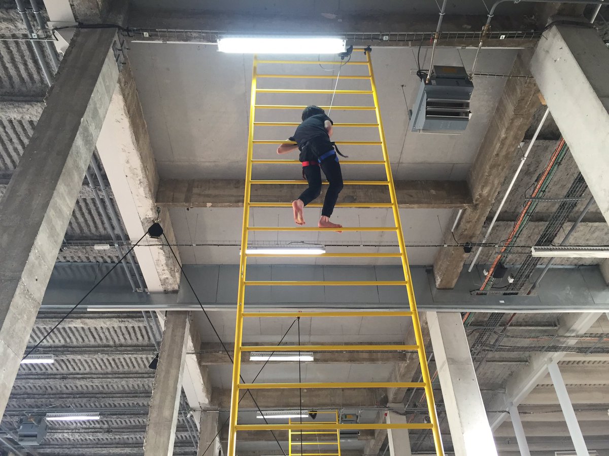 PalaisdeTokyo's tweet photo. Mel O'Callaghan, "Woe implores go" : performance autour de l'épuisement du corps et la structuration de l'espace. https://t.co/bwoxYId0Pc