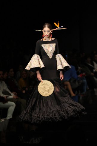 #15dias15trajes | Hoy os traigo un diseño de #Mestiza de <a href="/MariaDoll1/">Maria Avila</a>. Escote enmarcado y súper sugerente...