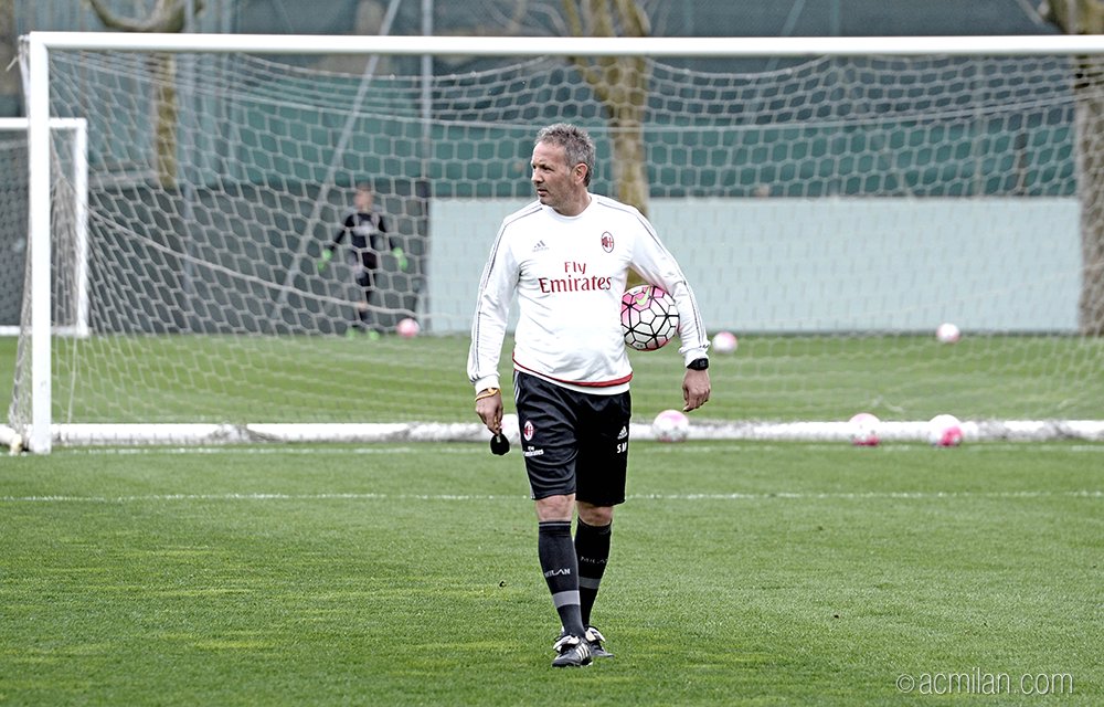 acmilan's tweet photo. Last training session for the Rossoneri ahead of #MilanJuve! The wait is coming to an end! #ForzaMilan #weareacmilan https://t.co/vb1ex8Y3ub