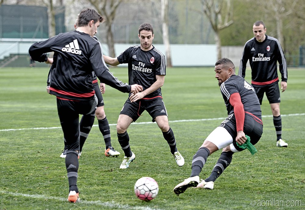 acmilan's tweet photo. Last training session for the Rossoneri ahead of #MilanJuve! The wait is coming to an end! #ForzaMilan #weareacmilan https://t.co/vb1ex8Y3ub