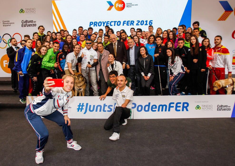 Selfi de familia equipo #FER2016 #anemAFerHistoria 👌🏼 <a href="/ProyectoFER/">Proyecto FER</a> <a href="/FTA_CV/">Fundación Trinidad Alfonso</a> <a href="/Ivanunoiuno/">Ivan</a> <a href="/DavidCasinos/">David Casinos Sierra</a> <a href="/DavidLevecq/">David Levecq Vives</a>