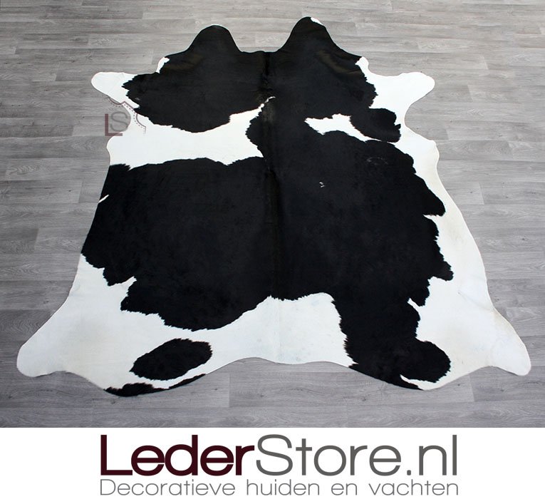 LederstoreNL's tweet photo. We hebben weer enkele super mooie zwart witte #koeienhuiden binnen gekregen! #Lederstore https://t.co/kOuwhRiDrT https://t.co/rnPfyv8mBf