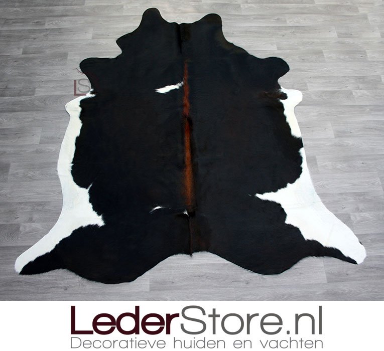 LederstoreNL's tweet photo. We hebben weer enkele super mooie zwart witte #koeienhuiden binnen gekregen! #Lederstore https://t.co/kOuwhRiDrT https://t.co/rnPfyv8mBf